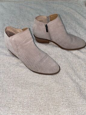 Lucky Brand Fabiana Perforated Ankle Booties Taupe Grey Size 8M